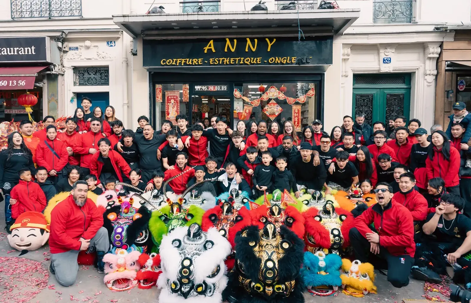 Photo de famille 13AS — équipe au complet avec les lions rouges