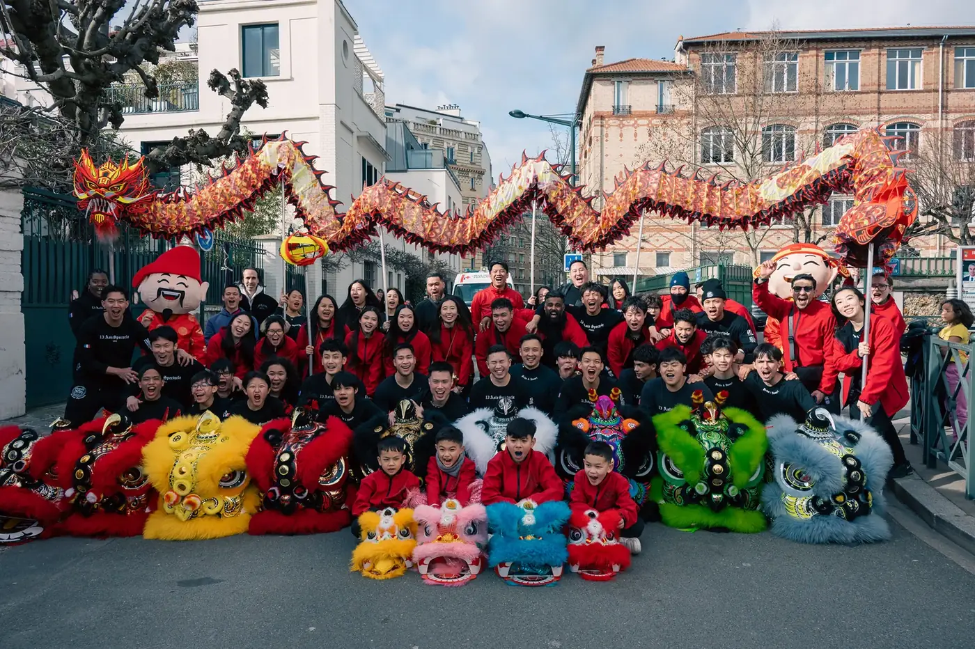 Grande photo de groupe 13AS — membres et lions traditionnels