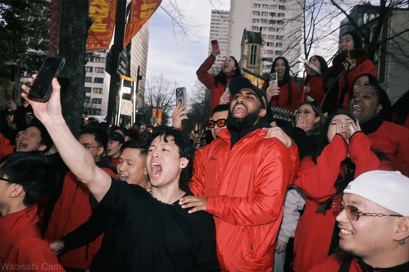 Membres de 13AS en uniforme rouge — esprit d'équipe