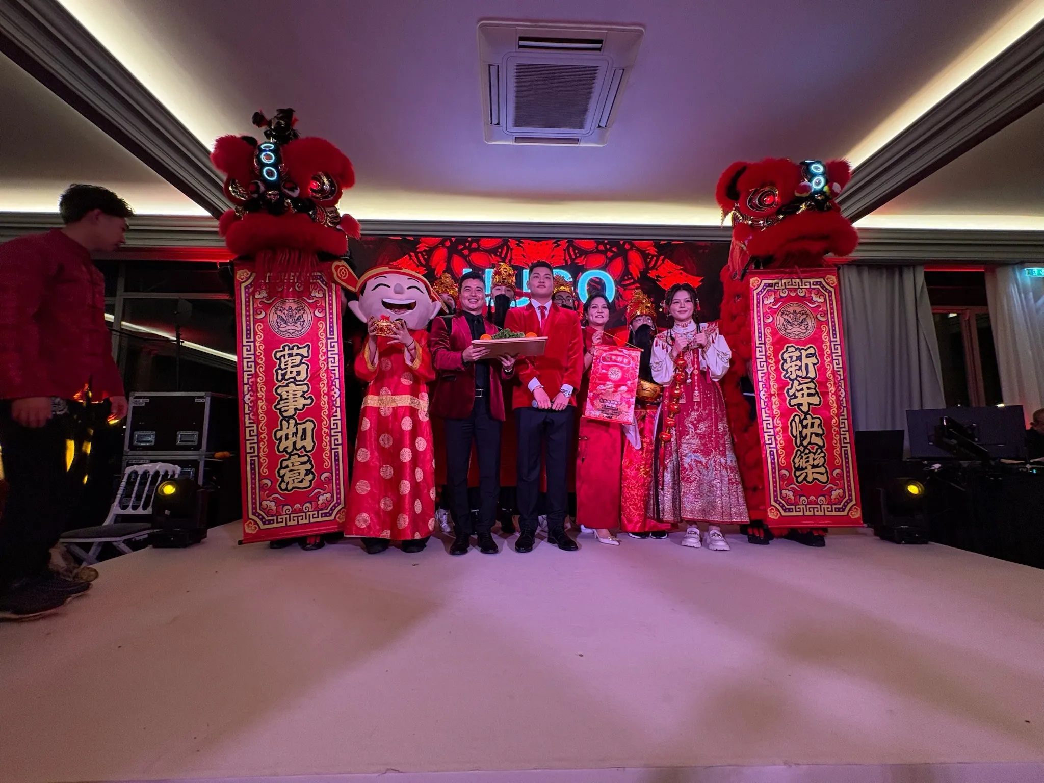 Lions rouges et invités en tenue traditionnelle — soirée 13AS