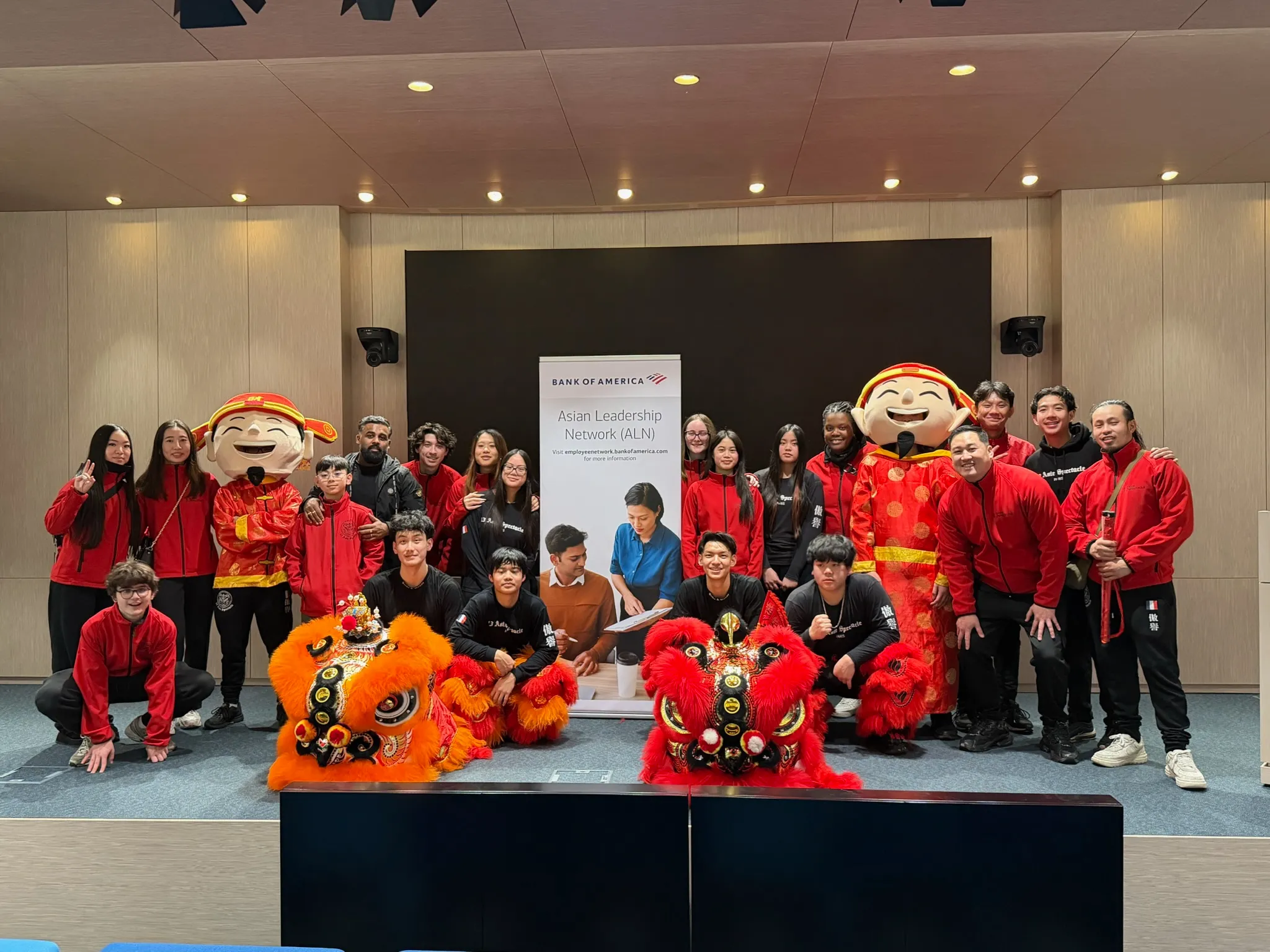 Équipe 13AS et invités en tenue rouge — photo de groupe événement