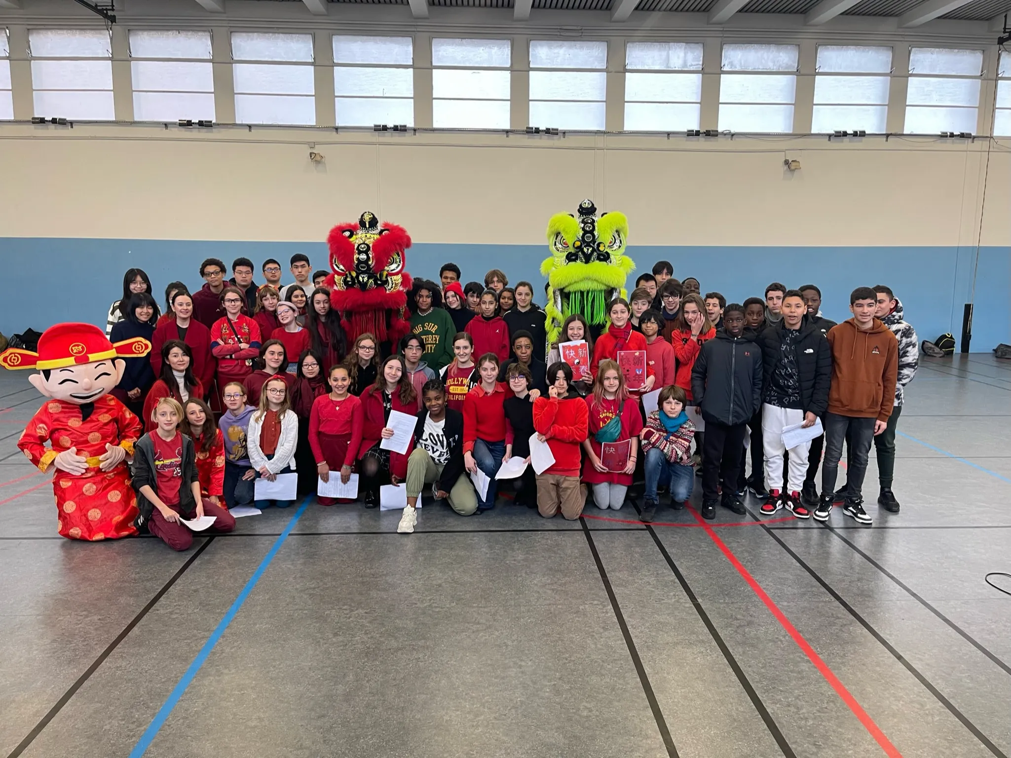 Photo de groupe en gymnase — événement sportif 13AS
