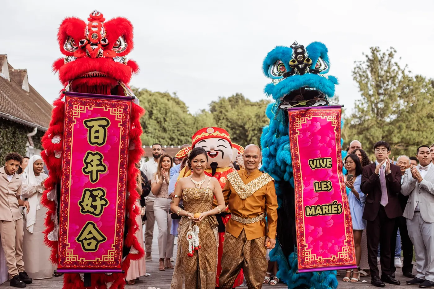 Lions rouge et bleu encadrant les mariés — cortège 13AS