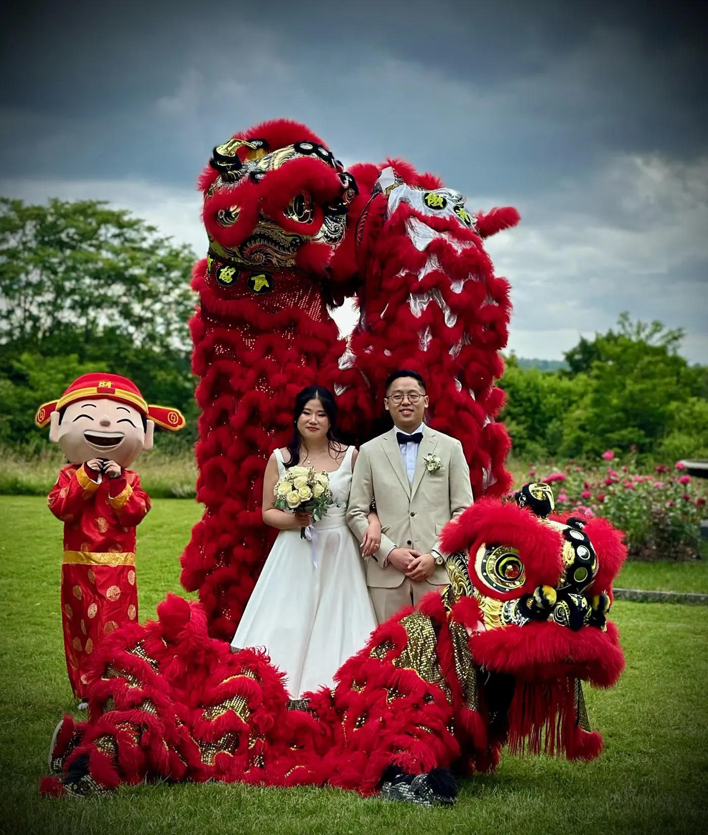 Mariés présentant le bouquet au lion rouge — bénédiction 13AS