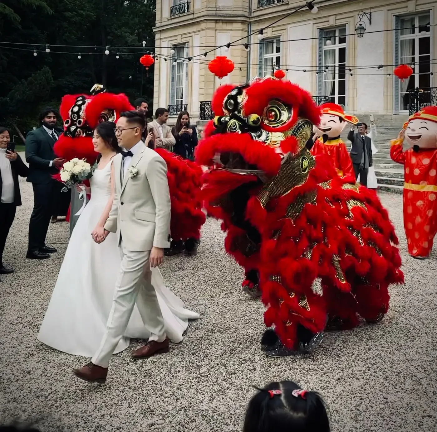 Mariée et lion rouge devant le château — moment magique 13AS