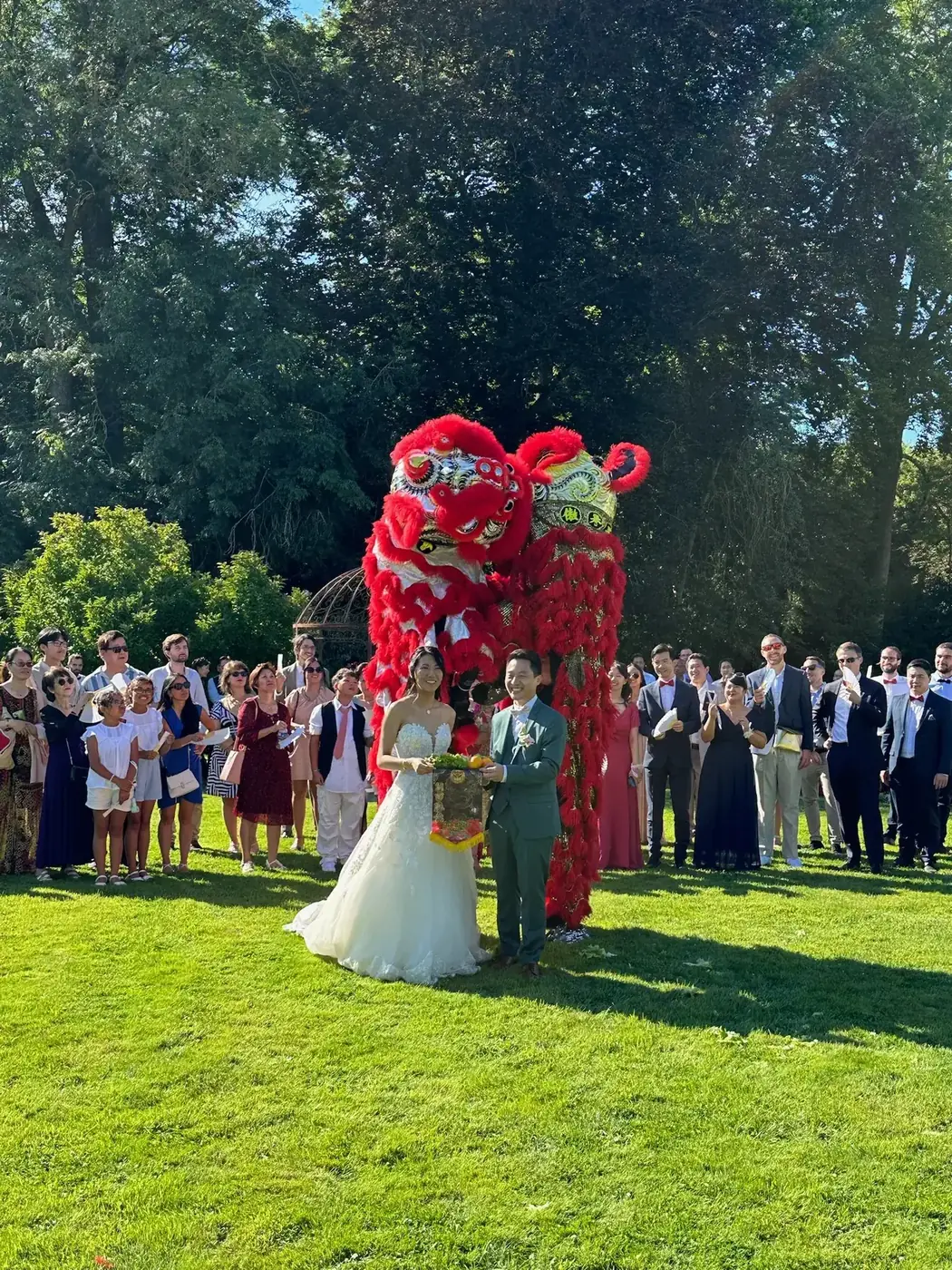 Mariés et lion rouge sur la pelouse — bénédiction nuptiale 13AS