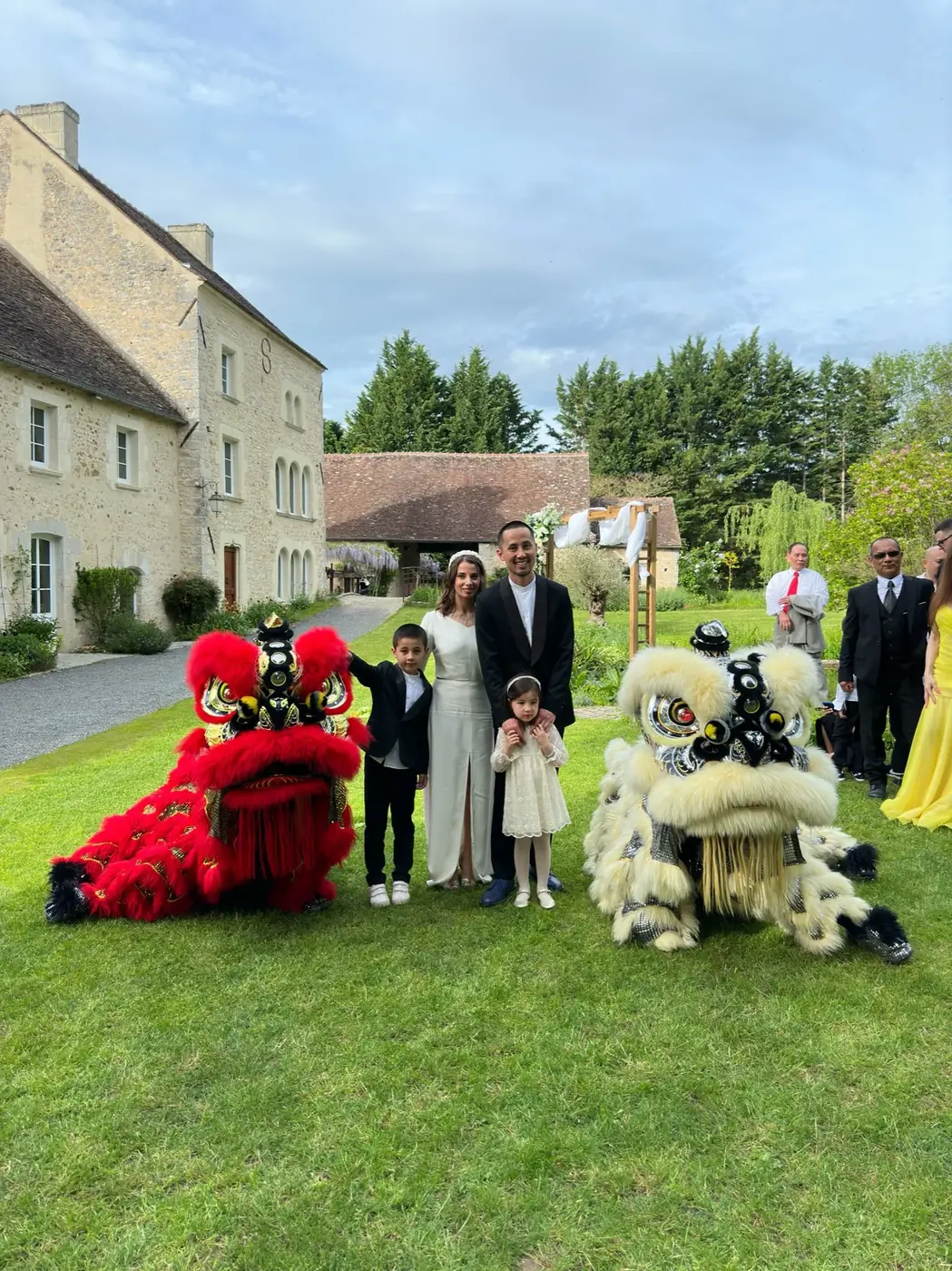 Mariés et lion devant le château — cérémonie en extérieur 13AS