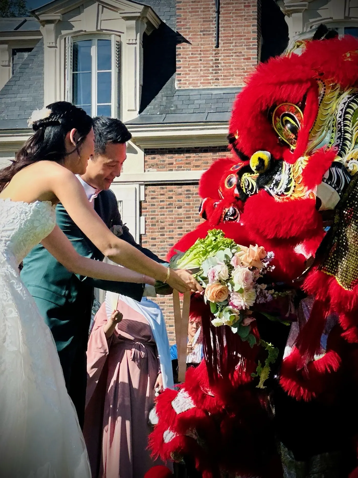 Mariée nourrissant le lion rouge — rituel traditionnel 13AS
