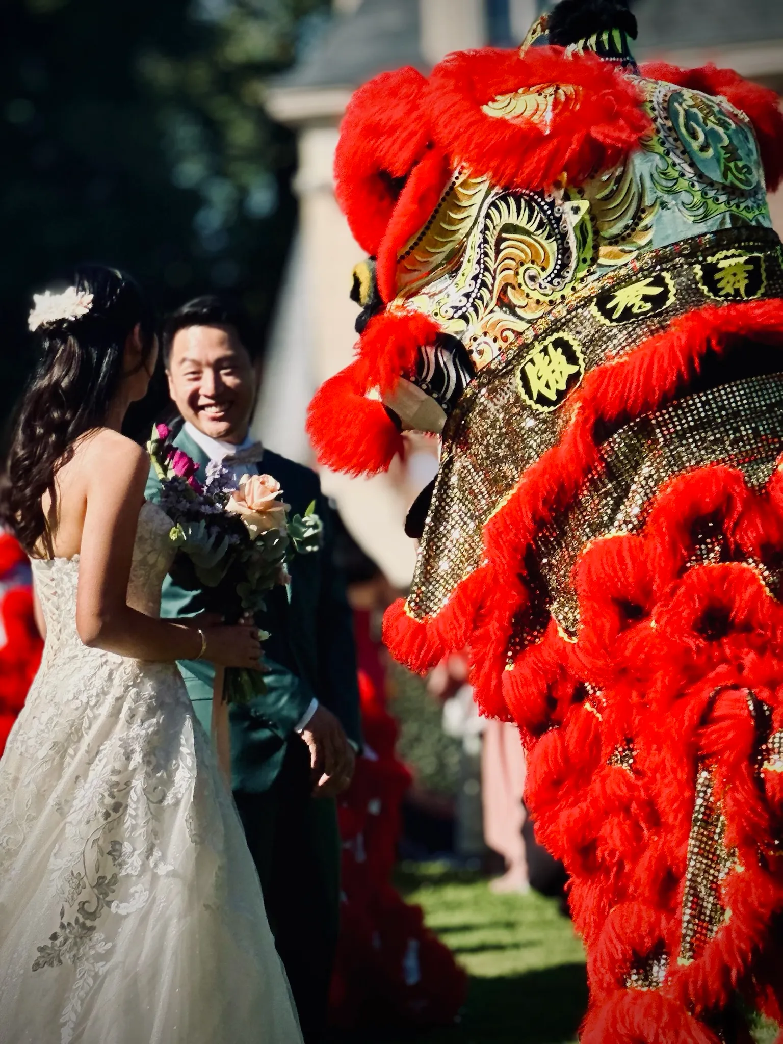 Mariés souriants face au lion or et rouge — bénédiction nuptiale 13AS