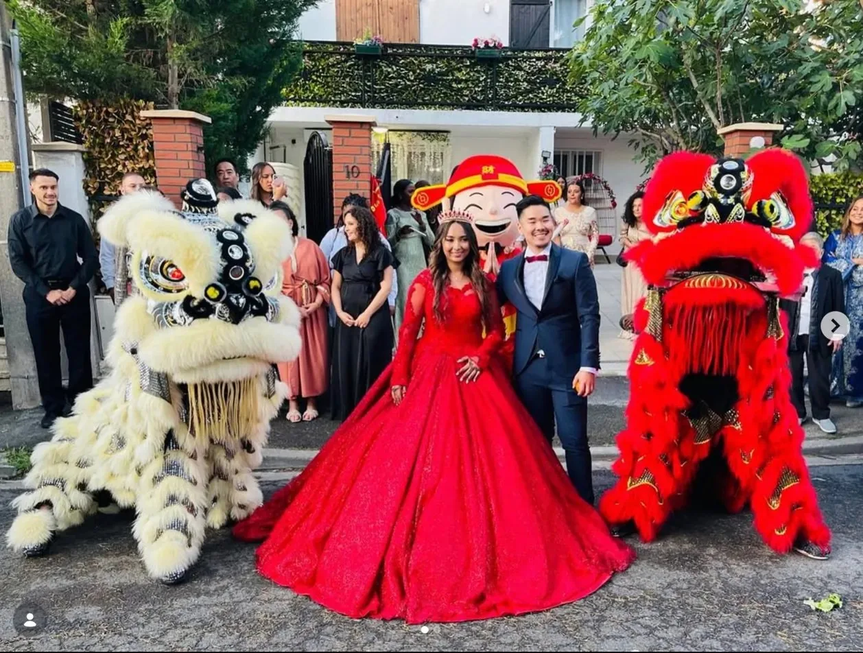 Mariés en tenue traditionnelle et lion rouge — cérémonie 13AS