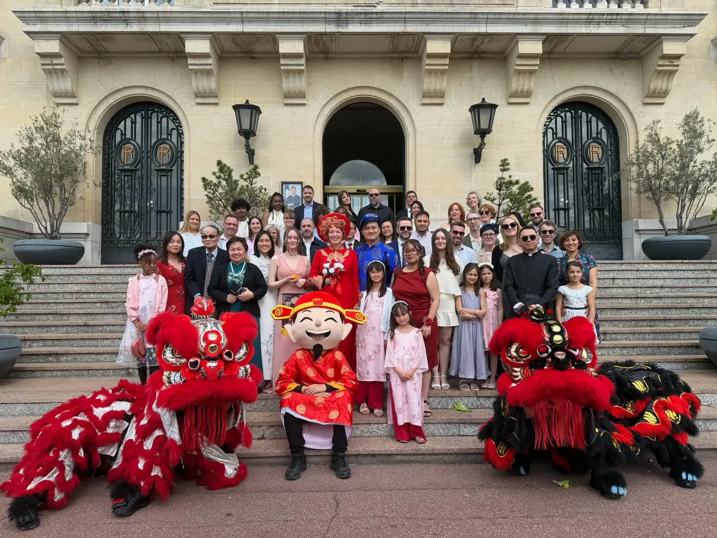 Mariés, famille et lions devant le château — photo de groupe 13AS