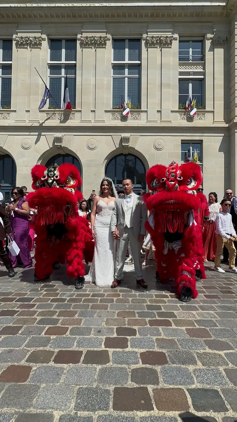 Lions rouges en position dressée — pose d'honneur mariage 13AS