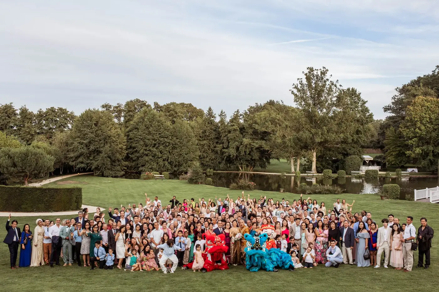 Mariés entre deux lions et banderoles « Vive les Mariés » — cérémonie 13AS