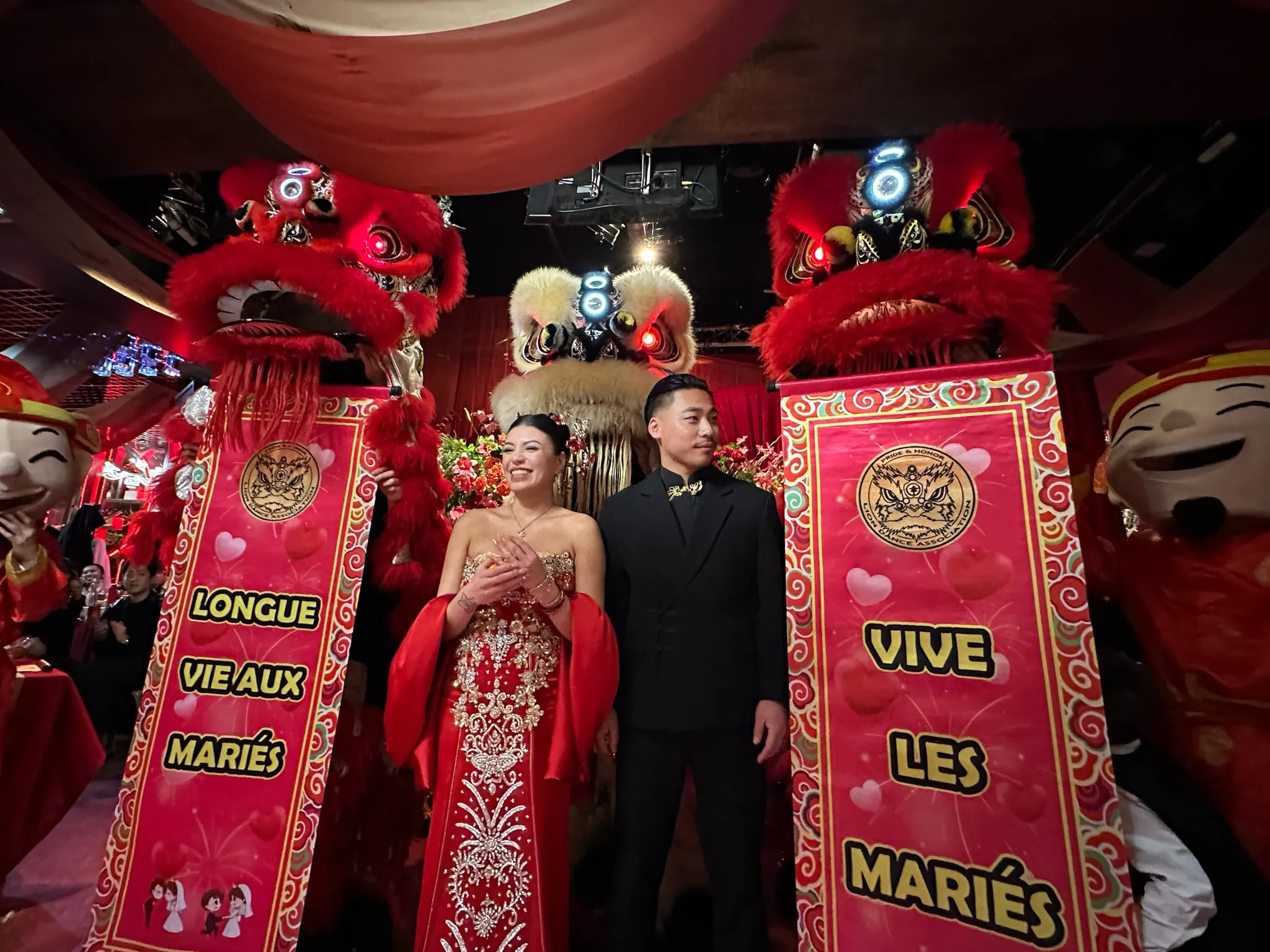 Lion rouge avec banderoles porte-bonheur en chinois — mariage 13AS