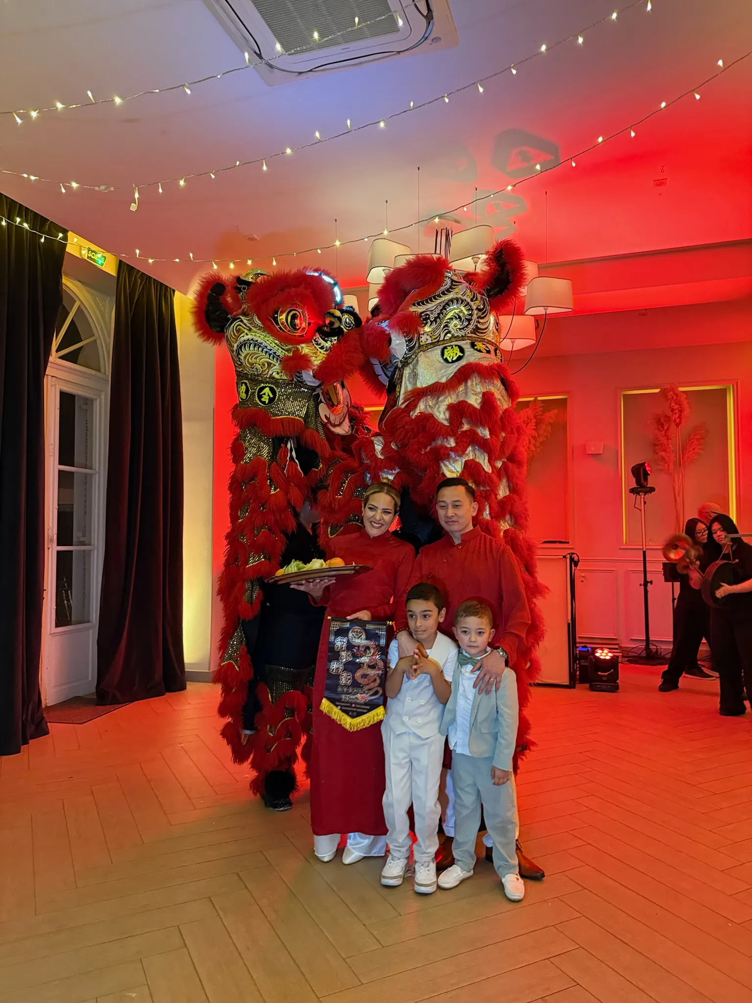 Lion rouge en salle décorée — bénédiction de mariage 13AS