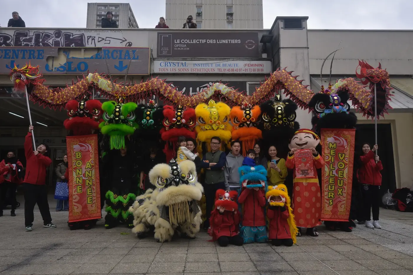 Photo de groupe avec lions traditionnels — défilé Nouvel An 13AS