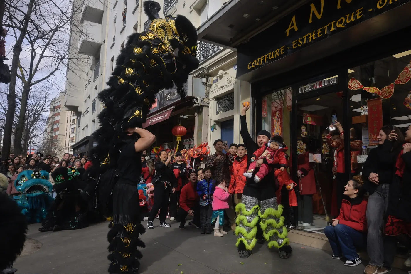 Défilé de lions rouges dans la rue — Nouvel An chinois Paris
