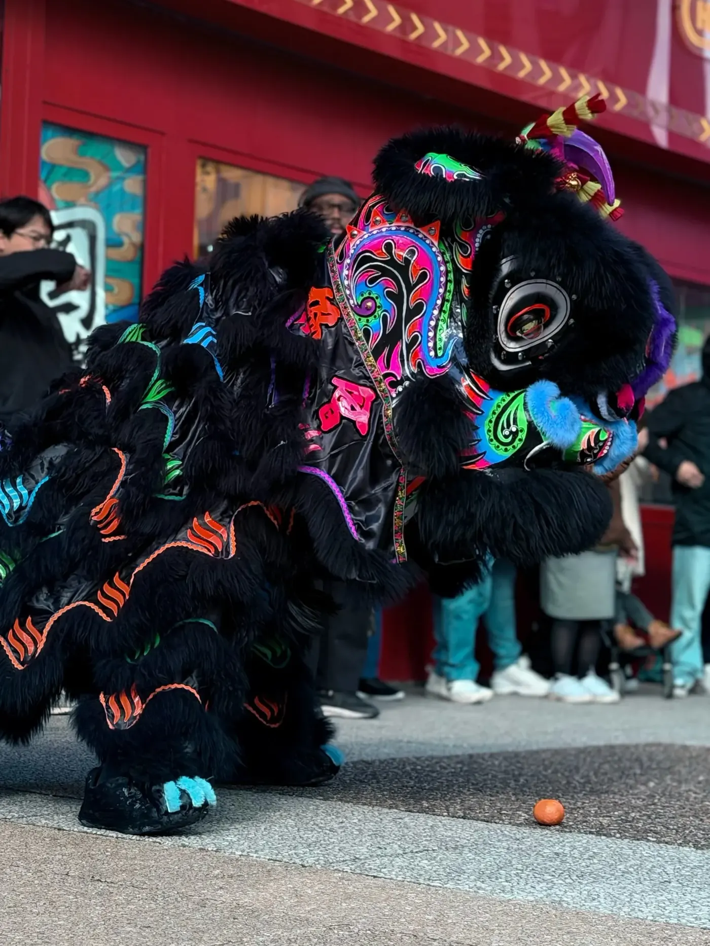 Lion noir en chorégraphie dans la rue — Nouvel An 13AS