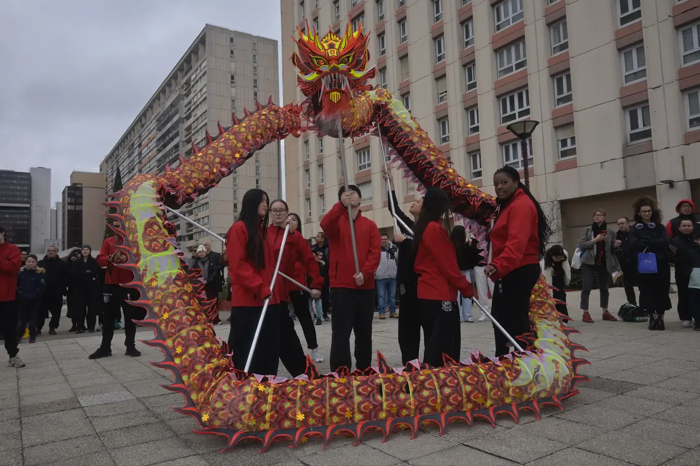Danse du dragon — cortège du Nouvel An chinois 13AS